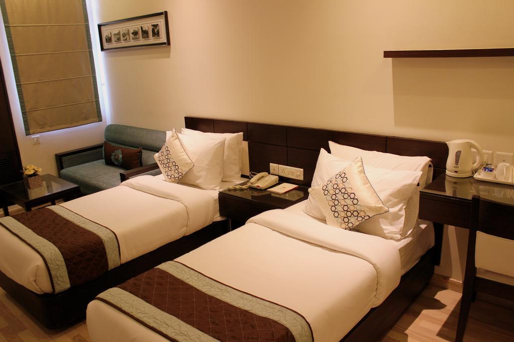 Hotel Amrapali Grand New Delhi Room photo